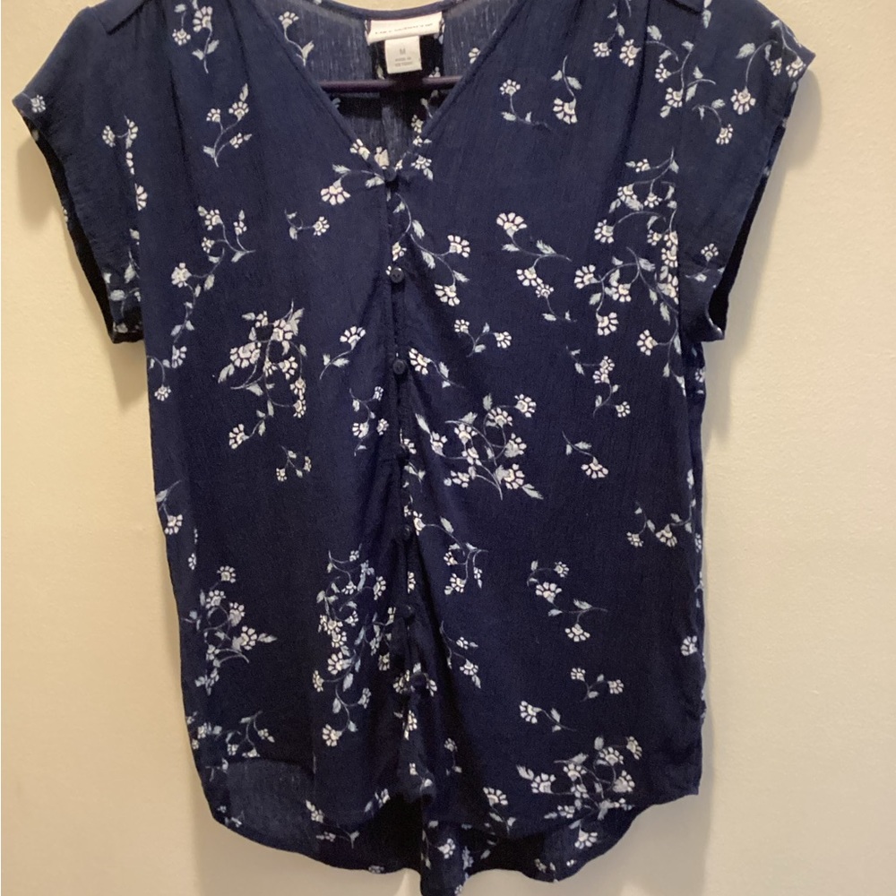 Liz Claiborne Top, navy blue with white floral print. Size M. 100% rayon.